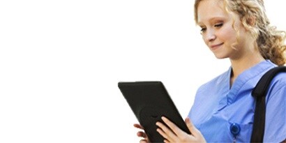 Kliinikko selaamassa verkkokursseja tabletilla
