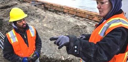 3M-edustaja opastaa ja kouluttaa työntekijää työmaalla.
