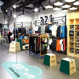 Eteinen, jossa on vaatteita ja säilytystiloja. Lattialla on 3M Floor Graphics.