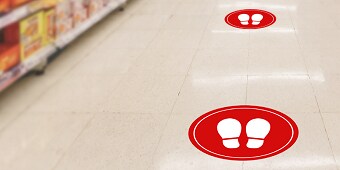 Kuva, jossa on punainen tarra lattialla
