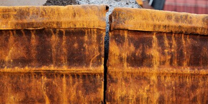 Ruostuneen metallin liittäminen voi olla haastavaa. Pinnan esivalmistelulla voidaan vaikuttaa liitoksen pitävyyteen.

