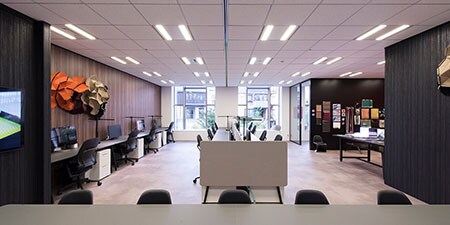 Toimistomaisema, jossa näkyy, miten 3M Architectural -kalvot voivat raikastaa tilaa.
