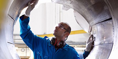 Lentokonemekaanikko tarkastaa Boeing 737 -konetta
