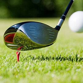 Lue lisää energian muuntamisesta jäykkien liimojen ja liimasaumojen avulla.  Kuva palloa lyövästä golfpelaajasta.