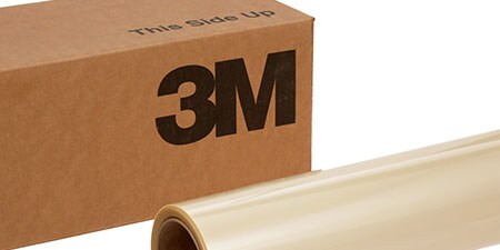  3M Coloured Film -kalvolla varustettu juna saapuu asemalle.
