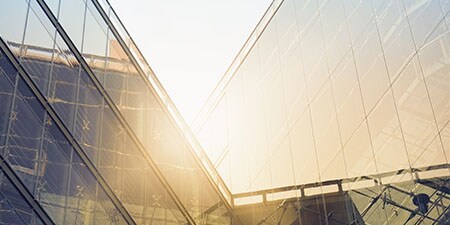Toimistomaisema, jossa näkyy, miten 3M Architectural -kalvot voivat raikastaa tilaa.
