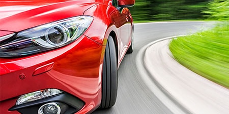 Mutkaan kääntyvään autoon on asennettu  3M Vehicle wraps -yliteippaus ja merkinnät.
