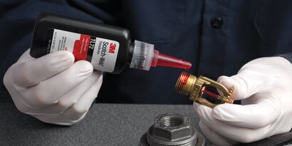3M™ Scotch-Weld™ -kierrelukitetta TL72 levitetään kattoon kiinnitettävään palonsammuttimeen
