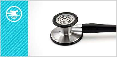 Lähikuva 3M Littmann Cardiology III -stetoskoopin rintakappaleesta sekä valkoinen kuvake, jossa on säätyvä kuuntelukalvo, sinivihreällä taustalla.
