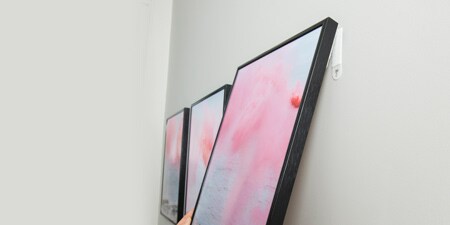 Taulukehyksen ripustaminen seinälle ilman nauloja
