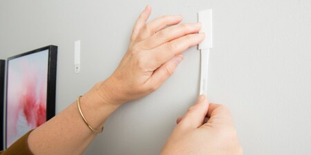 Command-kiinnityspalojen irrottaminen seinältä
