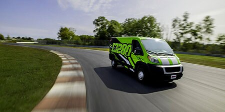 Pakettiauto esittelee 3M Digital Print -kalvoja tien päällä
